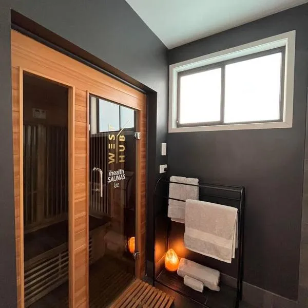 WEST HUB. Private Infrared Sauna near city & much more! New purpose built loft style!, hotel in Brisbane