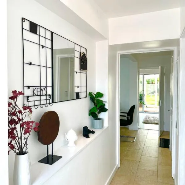 5 bedroom detached house sleeps 13 spacious Parking 5 mins driving to Bicester Village, hotel in Bicester