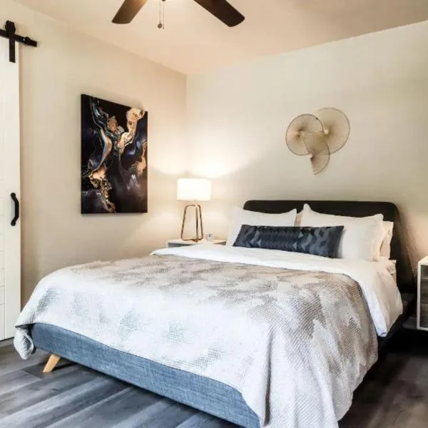 Charming Studio wDeck Garden, hotel in San Antonio