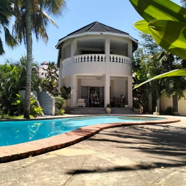 Diani Hideaway Beach Villa, private pool, air conditioning and WiFi, hotel en Galu