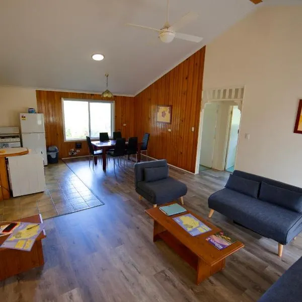 Cadel's Cottage WITH FREE UNLIMITED HIGH SPEED INTERNET, hotel em Burnt Pine