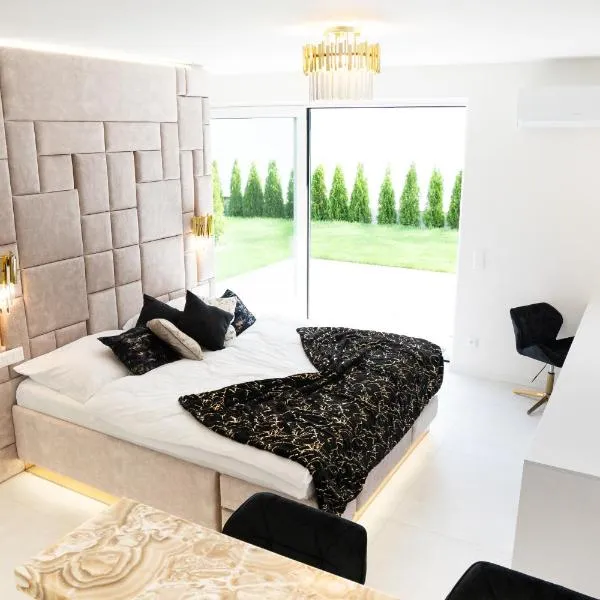 Penthouse apartments MINI s privátnou vírivou vaňou, отель в городе Трстена