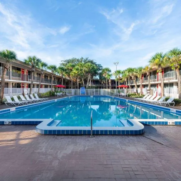 Ramada by Wyndham Kissimmee Gateway - Free Theme Park Shuttle, hotel en Orlando