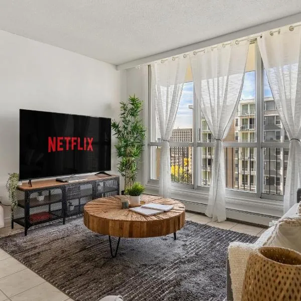 Downtown Near Rogers Place with Covered Parking, Sleeps 6, Pool Table, Sauna, Gym, Two Bedrooms & More, hotel in Edmonton