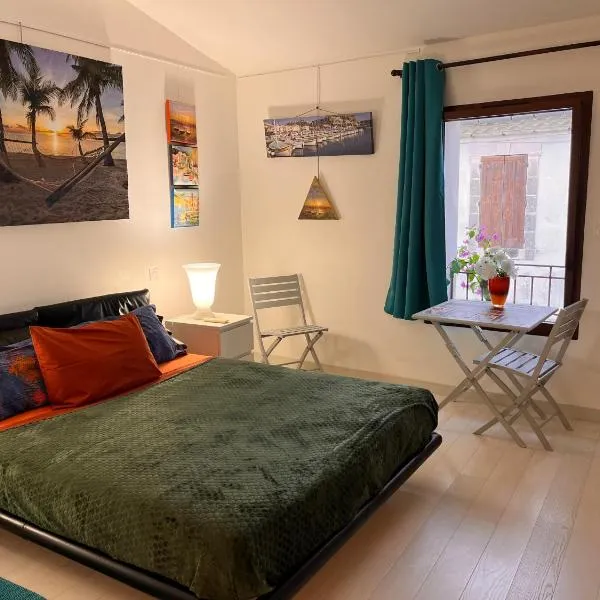 Chambre cozy spacieuse, intra-muros, clim, parking, ξενοδοχείο σε Aigues-Mortes