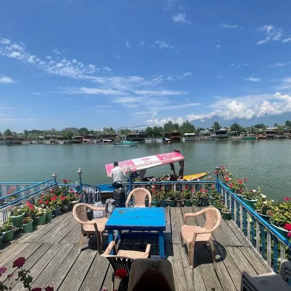 Mossess group of houseboats, hotell i Srinagar