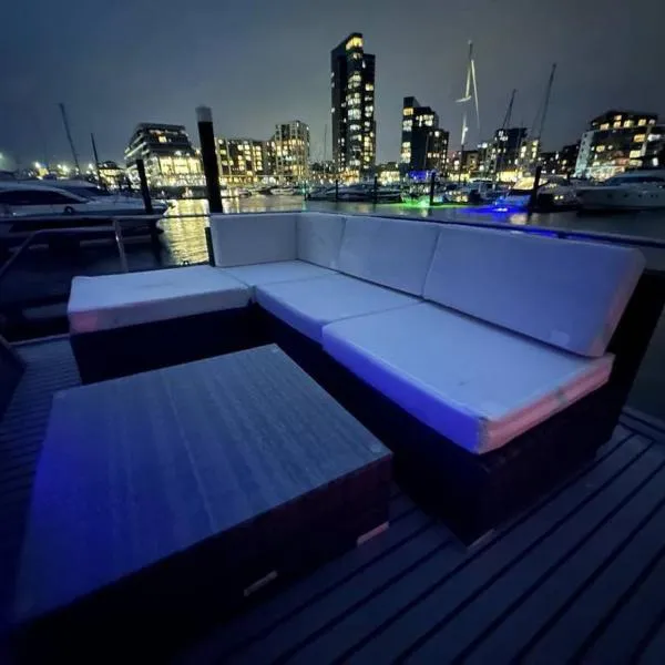 YACHT "X" - 44 FOOT MODERN YACHT ON 5 STAR OCEAN VILLAGE MARINA - minutes away from city centre and cruise terminals, Free parking ,SPA package available!, ξενοδοχείο στο Σαουθάμπτον