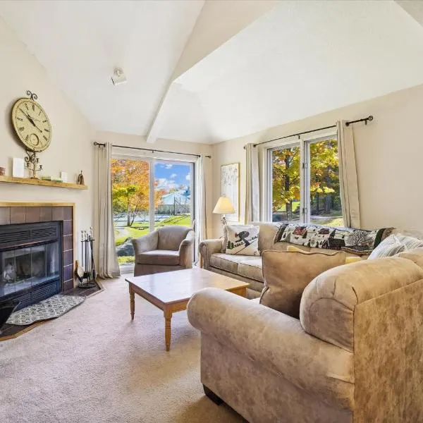 Woods V17 2-Bed & Loft with Fireplace, whirlpool tub, and sports center, hotel in Killington
