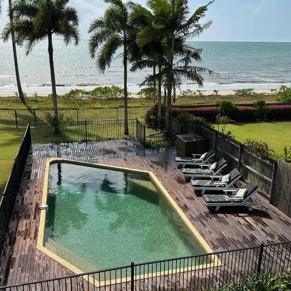 ABSOLUTE BEACHFRONT BLISS - NEWELL BEACH - 10 Metres to the Ocean, hotel in Newell Beach