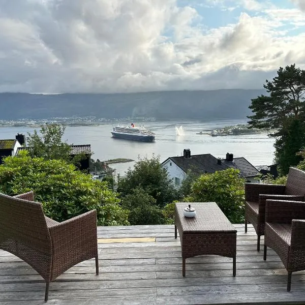 Great place with a stunning view of the mountains and the fjord, hotel in Ålesund
