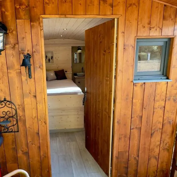 Superbe Roulotte de charme, hôtel à Bagnols-en-Forêt