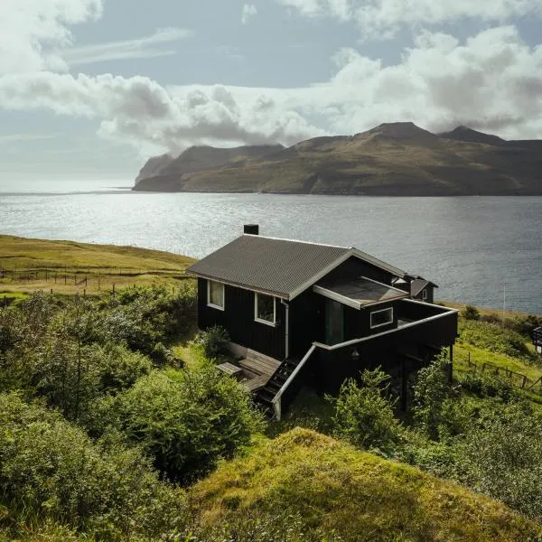 Cottage with stunning view of the sea and islands., hotell i Leynar