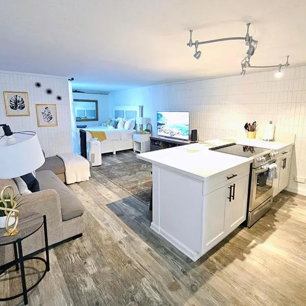 Stylish Condo Steps to Beach, hotel in Hauula