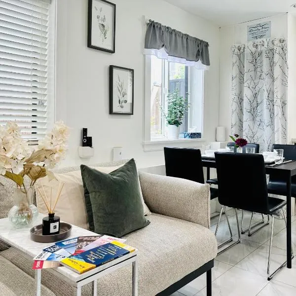2BR 1.5BA Full Kitchen Private Guest House - Free Parking - Central Location, hotel in Vancouver