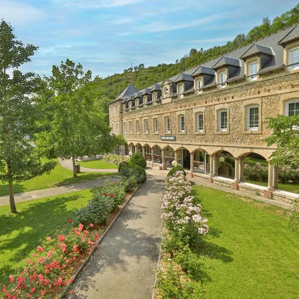 LOGIS HOTEL L'HÔTEL DES BAINS - Salles-la-Source, ξενοδοχείο σε Salles-la-Source