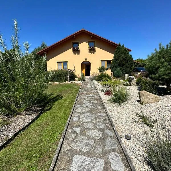 Holiday home U Luboše, hotel in Trhové Sviny