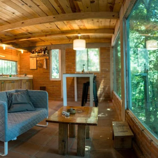 The Red Cabin at the bottom of Tepoztlán's Forest, ξενοδοχείο σε Tepoztlán
