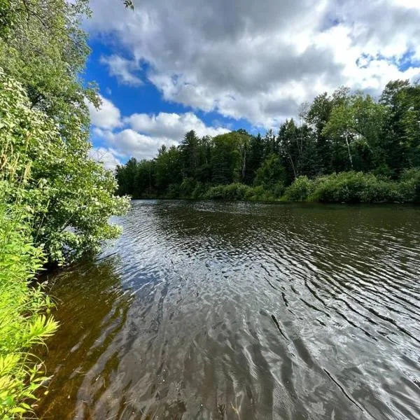Relaxing Riverside Getaway with a Cozy Fireplace, Hotel in Bancroft
