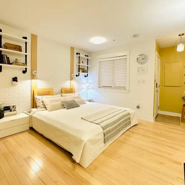 Private Guest Suite 10mins to Downtown - King Bed - Bathtub - Free Parking, hotel in Vancouver