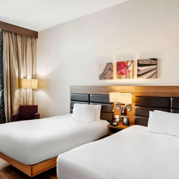 Hilton Garden Inn Sevilla, hotel in Seville