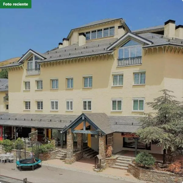 SKI & SNOW APARTMENTOS by TODOSIERRANEVADA - Plaza de Andalucia - Junto a los Telecabinas, hotel in Sierra Nevada