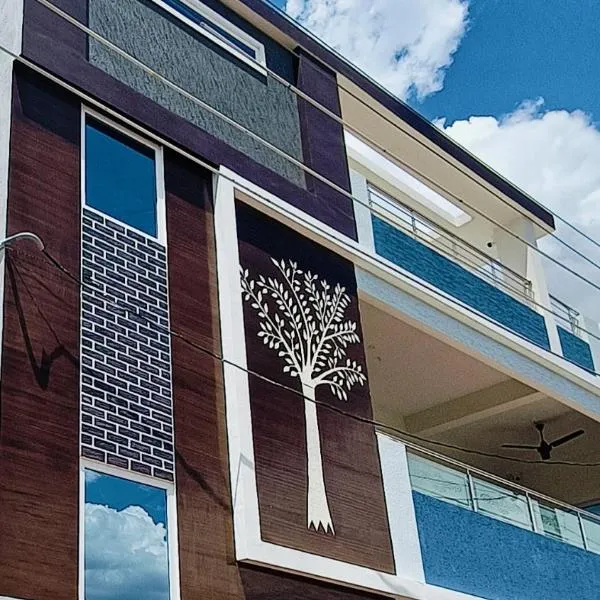 TrueLife - Chinmai Nivas - Breakfast Included - Modern 2BHK homes for families - Tirumala Mountain View - Fast WiFi - Many restaurants nearby - Hall, AC bedrooms, Modular Kitchen - Android TV - 250 Jio Channels - Top Service with lots of Love, hotel v destinaci Tirupati