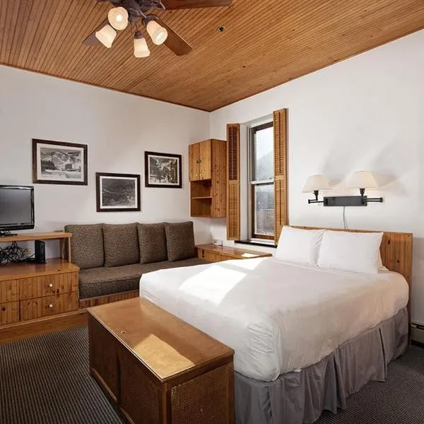 Independence Square 311, Best Location! Hotel Room with Rooftop Hot Tub in Aspen, hotel ad Aspen