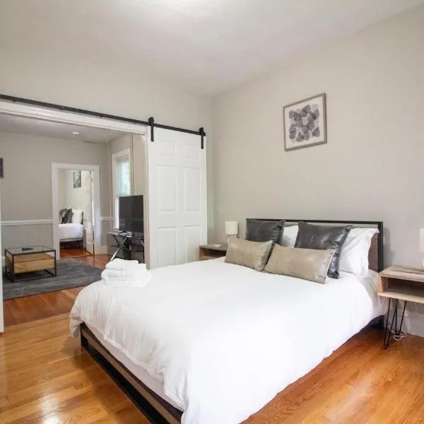 2 bedroom condo close to Boston and Cambridge with free parkings, hotel in Boston