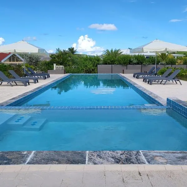 Crawlbay Suites Hotel, hotel i Newfield