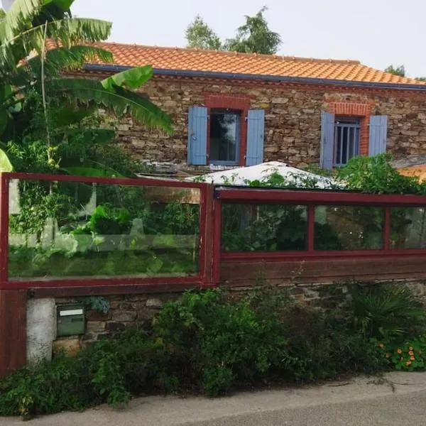 Maison familiale Nantes Sud, hotel in Bouguenais