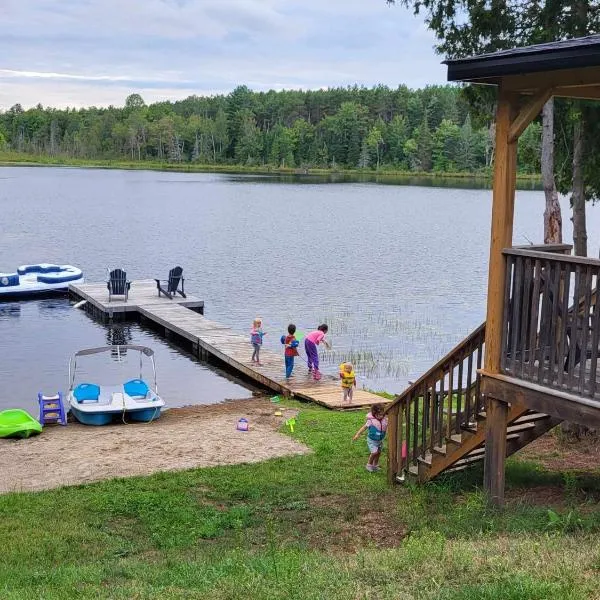 BowLakeHouse - Lakefront Cottage with Beach、バンクロフトのホテル