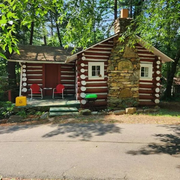 The Pines Cottages, hotel i Asheville