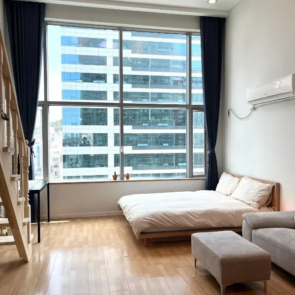 Hongdae Station loft apartment, hotel in Seoul