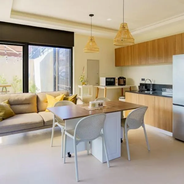 Seacove Villa w/ Heated Jacuzzi in Laiya Batangas, hotel in San Juan