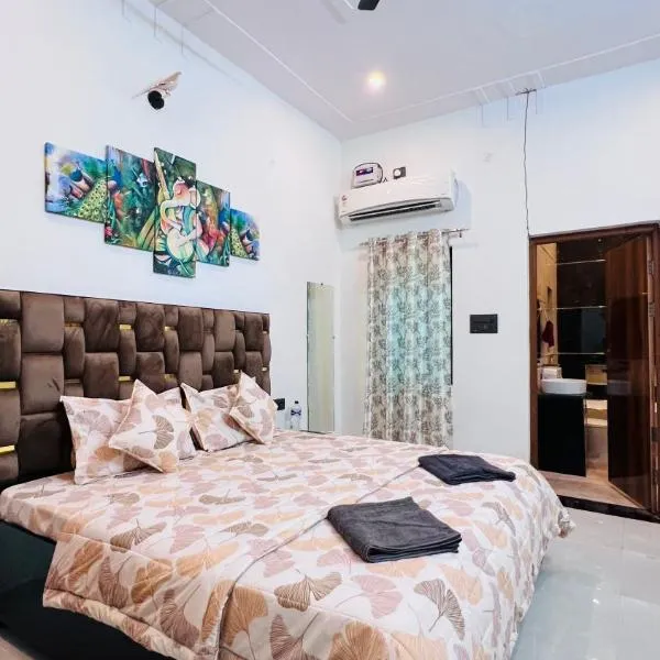 Nirmal sadan Homestay, hotel in Barsāna