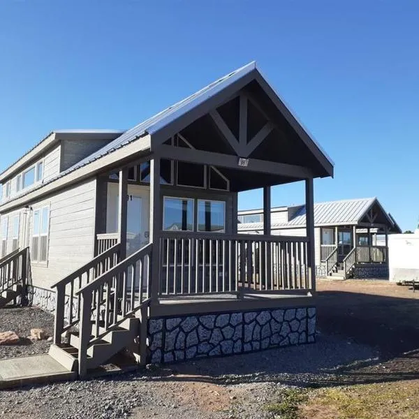 091 Star Gazing Tiny Home near Grand Canyon South Rim Sleeps 8, hotel in Valle