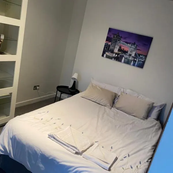 Lovely bright double room-private bathroom – hotel w Londynie