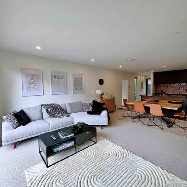 Luxury 3 Bedroom Home With Double Garage, hotel in Christchurch