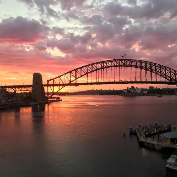 Sydney Harbor bridge and opera house view、シドニーのホテル