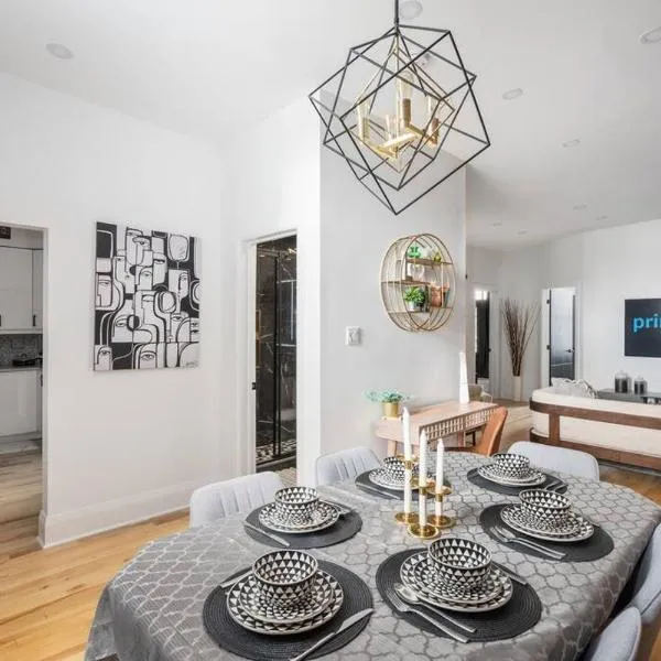 Downtown Luxe: Metro, King Bed, Parking, Sleeps 6, hotel en Montreal