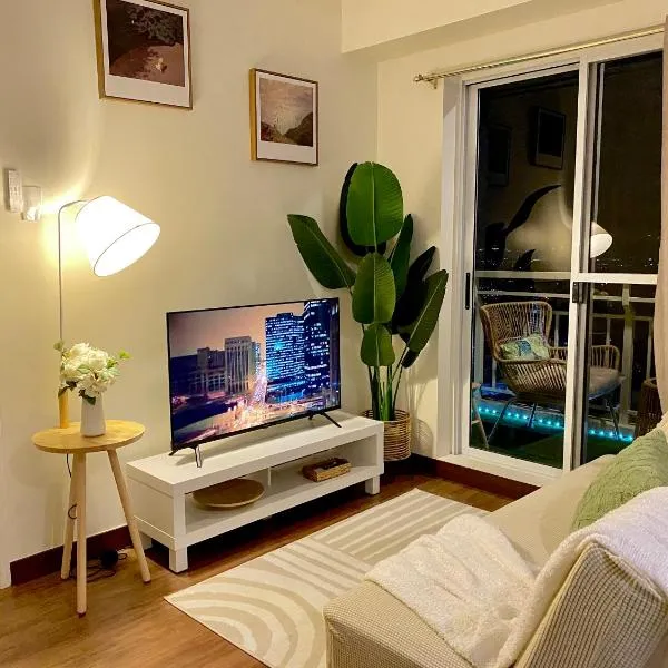 Cozy 1 BR Scandinavian/Tropical Condo with Balcony & Parking, hotel em Manila