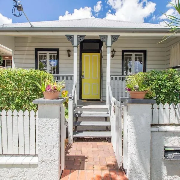 Fernberg Cottage - Sunny Queenslander Charm、ブリスベンのホテル