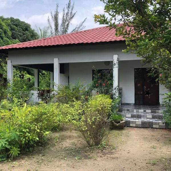 Karamaluu Garden Lodge โรงแรมในGunjur