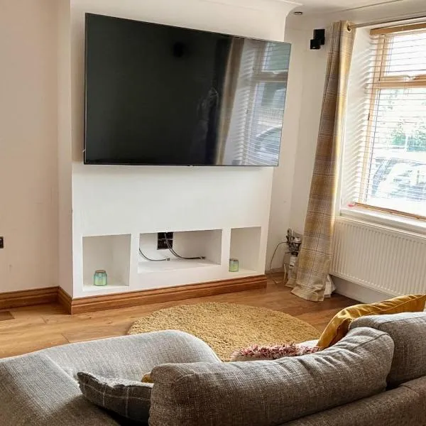 Modern Newly Renovated 3 Story House in Ebbw Vale, ξενοδοχείο σε Ebbw Vale