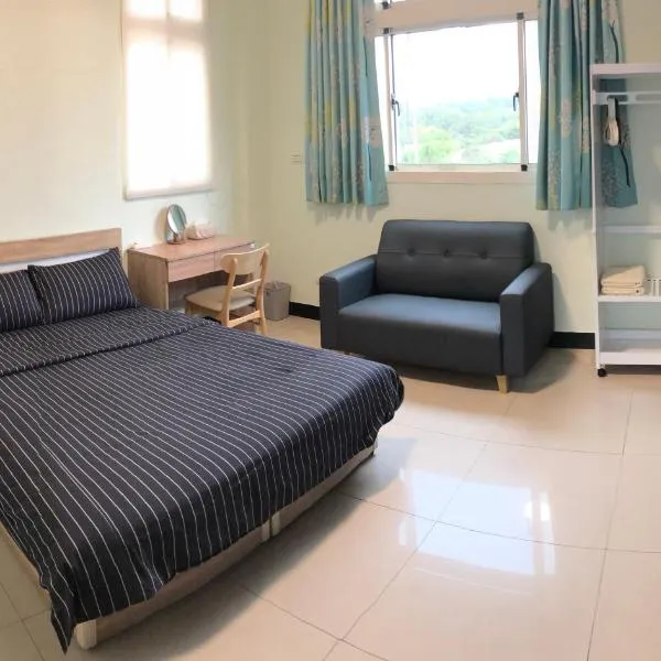 Happy Tree Hostel, Hotel in Jinning