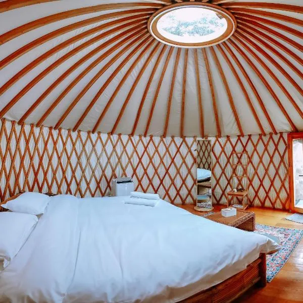 Nomad Yurts, hotel en Corón