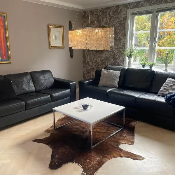 Lyxig Villalägenhet i centrala Uddevalla - Spabad, hotel in Uddevalla