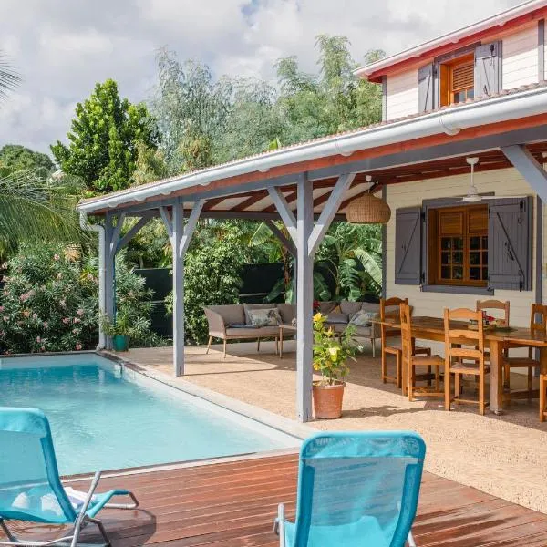 Evasion tropicale villa créole avec piscine et bungalow, hotel v destinaci Saint-Louis