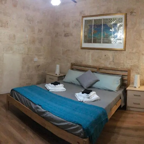 Floriana Cosy Townhouse 5 min walk to Valletta, hotel sa Il-Furjana