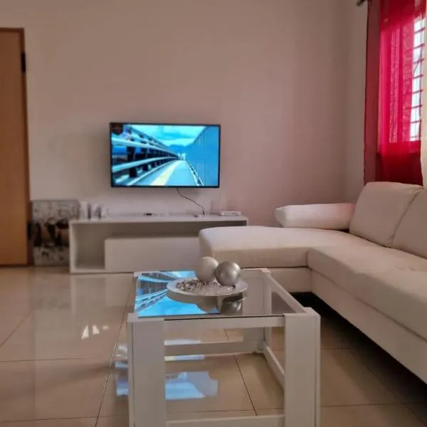 Casa de férias com 2 quartos ou aluguer diária, hotel in Praia